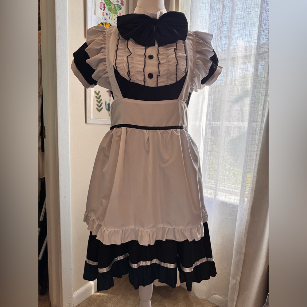 Black and White Cosplay Halloween Costume Lolita Maid Dress with Apron and Bow
